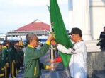 Barito Utara Bupati Barito Utara H Shalahuddin ST MT secara simbolis menyerahkan Pataka kepada Kepala Dinas Pendidikan Kabupaten Barito Utara M Iman Topik pada pelepasan Atler Pelajar di Ajang Olimpiade Olahraga Siswa Nasional (O2SN) di Halaman Kantor Bupati Barito Utara, Minggu (12/7).
