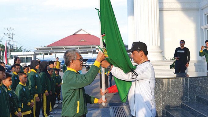 Barito Utara Bupati Barito Utara H Shalahuddin ST MT secara simbolis menyerahkan Pataka kepada Kepala Dinas Pendidikan Kabupaten Barito Utara M Iman Topik pada pelepasan Atler Pelajar di Ajang Olimpiade Olahraga Siswa Nasional (O2SN) di Halaman Kantor Bupati Barito Utara, Minggu (12/7).