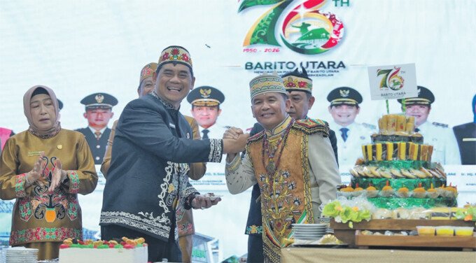 Barito Utara Bupati Barito Utara H Shalahuddin ST MT bersama Guburnur Kalimantan Tengah H Agustiar Sabran S Ikom pada Ramah Tamah dalam rangka HUT ke-76 Kabupaten Barito Utara di Gedung Balai Antang, Senin (29/6).