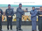 Bupati Barito Utara H Shalahuddin ST MT menyerahkan Raperda tentang Pertanggungjawaban Pelaksanaan Anggaran Pendapatan dan Belanja Daerah (APBD) Tahun Anggaran 2025 kepada Ketua DPRD Barito Utara Ir Hj Merry Rukaini M IP pada Rapat Paripurna I DPRD Kabupaten Barito Utara yang digelar di Ruang Sidang Paripurna DPRD setempat, Selasa pagi (30/6).