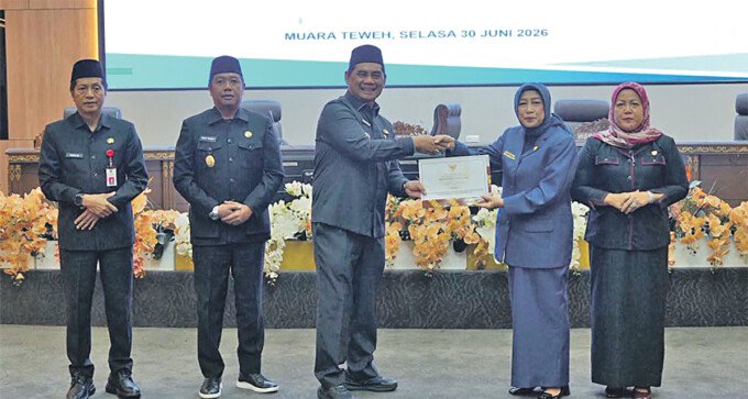 Bupati Barito Utara H Shalahuddin ST MT menyerahkan Raperda tentang Pertanggungjawaban Pelaksanaan Anggaran Pendapatan dan Belanja Daerah (APBD) Tahun Anggaran 2025 kepada Ketua DPRD Barito Utara Ir Hj Merry Rukaini M IP pada Rapat Paripurna I DPRD Kabupaten Barito Utara yang digelar di Ruang Sidang Paripurna DPRD setempat, Selasa pagi (30/6).