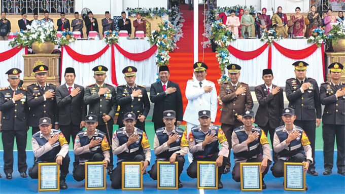 Bupati Barito Utara H Shalahuddin ST MT bersama Forum Koordinasi Pimpinan Daerah (Forkopimda) Kabupaten Batara saat foto bersama usai Upacara HUT ke-80 Bhayangkara di Arena Terbuka Tiara Batara, Rabu (1/7).