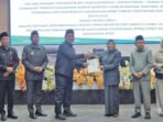 Bupati Barito Utara H Shalahuddin ST MT menerima pemandangan umum fraksi-fraksi DPRD Barito Utara pada Rapat Paripurna II Masa Sidang II di Aula Rapat Paripurna DPRD Barito Utara, Selasa (14/7).