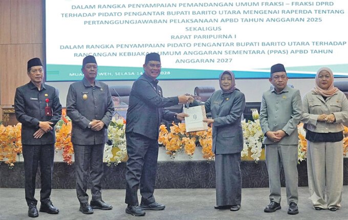 Bupati Barito Utara H Shalahuddin ST MT menerima pemandangan umum fraksi-fraksi DPRD Barito Utara pada Rapat Paripurna II Masa Sidang II di Aula Rapat Paripurna DPRD Barito Utara, Selasa (14/7). Bupati Barito Utara H Shalahuddin ST MT menerima pemandangan umum fraksi-fraksi DPRD Barito Utara pada Rapat Paripurna II Masa Sidang II di Aula Rapat Paripurna DPRD Barito Utara, Selasa (14/7).