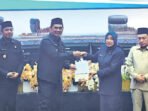 Barito Utara2 Bupati Barito Utara H Shalahuddin ST MT, Wakil Bupati Felix Sonadie Y Tingan A Md, Sekretaris Daerah Drs Muhlis saat menyerahkan Jawaban terhadap Pemandangan Umum Fraksi-Fraksi DPRD pada Rapat Paripurna III Masa Sidang III Tahun 2026 kepada Ketua DPRD Barito Utara Ir Hj Merry Rukaini M IP didampingi Wakil Ketua I H Benny Siswanto S Sos dan Wakil Ketua II Hj Henny Rosgiaty Rusli SP M M di Ruang Rapat Paripurna DPRD Barito Utara, Senin (20/7).