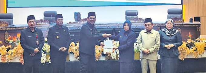 Barito Utara2 Bupati Barito Utara H Shalahuddin ST MT, Wakil Bupati Felix Sonadie Y Tingan A Md, Sekretaris Daerah Drs Muhlis saat menyerahkan Jawaban terhadap Pemandangan Umum Fraksi-Fraksi DPRD pada Rapat Paripurna III Masa Sidang III Tahun 2026 kepada Ketua DPRD Barito Utara Ir Hj Merry Rukaini M IP didampingi Wakil Ketua I H Benny Siswanto S Sos dan Wakil Ketua II Hj Henny Rosgiaty Rusli SP M M di Ruang Rapat Paripurna DPRD Barito Utara, Senin (20/7).