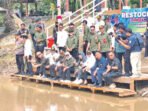 Barito Utara2 Pemerintah Kabupaten Barito Utara yang dipimpimpin langsung Bupati H Shalahuddin melaksanakan kegiatan restocking atau penebaran benih ikan di kawasan DAM Trinsing, Desa Trinsing, Kecamatan Teweh Selatan, Rabu (22/7).