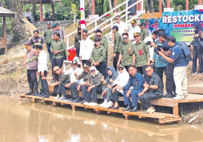 Pemerintah Kabupaten Barito Utara yang dipimpimpin langsung Bupati H Shalahuddin melaksanakan kegiatan restocking atau penebaran benih ikan di kawasan DAM Trinsing, Desa Trinsing, Kecamatan Teweh Selatan, Rabu (22/7).