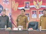 Barito Utara2 Bupati Barito Utara H Shalahuddin ST MT didampingi Wakil Bupati Felix Sonadie Y Tingan A Md, saat Dialog Interaktif bersama kepala desa se-Kabupaten Barito Utara, Senin (29/6) di Aula DLH Muara Teweh.