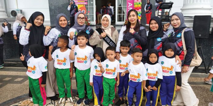 Bunda PAUD Barito Utara Hj Maya Savitri Shalahuddin ditemani Ketua GOW Barito Utara Mira Apriyantinada Felix Sonadie Y Tingan bersama jajaran pada Pelaksanaan Senam Bersama Untuk Menyemarakkan Hari Anak Nasional 2026 di Halaman Rumah Jabatan Bupati Barito Utara, Selasa (21/7).