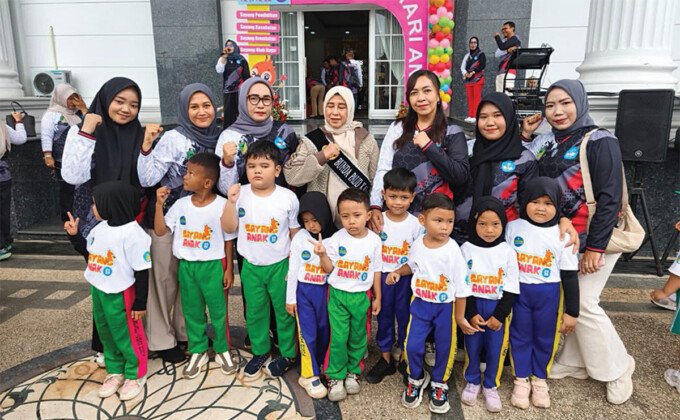 Bunda PAUD Barito Utara Hj Maya Savitri Shalahuddin ditemani Ketua GOW Barito Utara Mira Apriyantinada Felix Sonadie Y Tingan bersama jajaran pada Pelaksanaan Senam Bersama Untuk Menyemarakkan Hari Anak Nasional 2026 di Halaman Rumah Jabatan Bupati Barito Utara, Selasa (21/7).