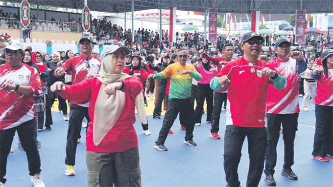 Bupati Barito Utara H Shalahuddin ketika memimpin Senam Massal dan Gowes Bersama sebagai rangkaian acara menyambut HUT Barito Utara ke-76 dan Kemerdekaan RI ke-81 di Arena Terbuka Tiara Batara, Sabtu (25/7).