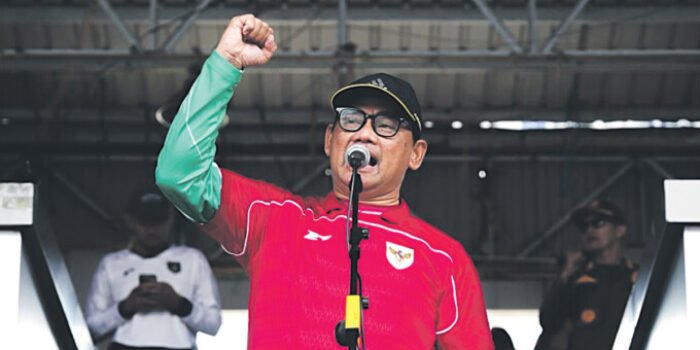 Bupati Barito Utara H Shalahuddin ST MT saat membuka Turnamen Futsal Bupati Cup 2026 sebagai bagian dari pera yaan HUT ke-76 Barito Utara dan HUT RI ke-81 di Arena Terbuka Tiara Batara, Sabtu (25/7).