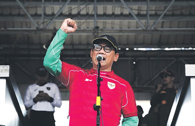 Bupati Barito Utara H Shalahuddin ST MT saat membuka Turnamen Futsal Bupati Cup 2026 sebagai bagian dari pera yaan HUT ke-76 Barito Utara dan HUT RI ke-81 di Arena Terbuka Tiara Batara, Sabtu (25/7).
