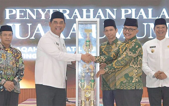 Barito Utara2 Piala Bergilir Juara Umum MTQH ke-53 Kabupaten Barito Utara diserahkan oleh Bupati H Shalahuddin ST MT kepada peraih juara satu yang diterima Plt Camat Teweh Tengah Dudy Bagus Prasetyo dan Ketua Rombongan Kafilah Teweh Tengah, Patih Herman di Aula Dinas Lingkungan Hidup setempat, Senin (27/7).