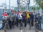 Foto bersama Bupati Barito Utara H Shalahuddin ST MT ditemani Wakil Bupati Felix Sonadie Y Tingan, Sekertaris Daerah Drs Muhlis dan jajaran Forkopimda serta sejumlah kepala OPD di Jembatan Pangulu Iban, Jumat (3/7).