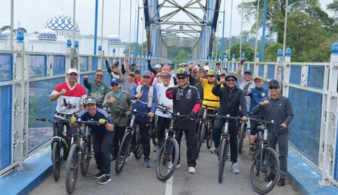 Foto bersama Bupati Barito Utara H Shalahuddin ST MT ditemani Wakil Bupati Felix Sonadie Y Tingan, Sekertaris Daerah Drs Muhlis dan jajaran Forkopimda serta sejumlah kepala OPD di Jembatan Pangulu Iban, Jumat (3/7).