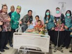 Barito Utara2 Wakil Bupati Barito Utara Felix Sonadie Y Tingan A Md didampingi Ketua GOW, Mira Apriyantinada saat meninjau secara langsung perawatan Bayi di RSUD Muara Teweh belum lama ini.
