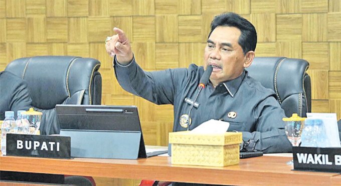 Bupati Barito Utara H Shalahuddin ST MT memimpin Rapat bersama seluruh jajaran Kepala OPD dalam mendorong Percepatan Pembangunan dan Peningkatan Tata Kelola Pemerintahan yang Akuntabel, di Ruang Rapat A Setda, Kantor Bupati Barito Utara, Selasa (30/6).