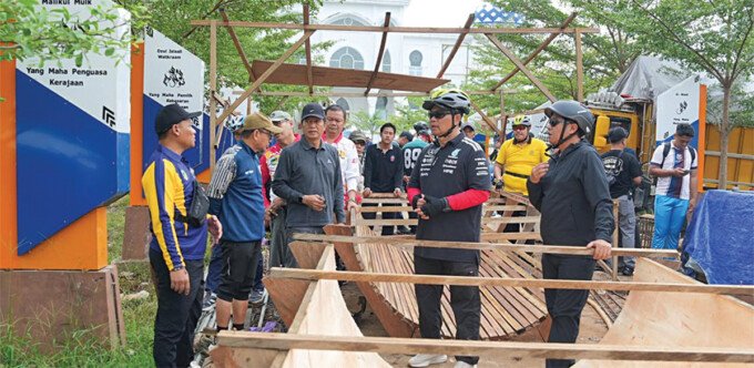 Bupati Barito Utara H Shalahuddin ST MT ditemani Wakil Bupati Felix Sonadie Y Tingan A Md, Sekertaris Daerah Drs Muhlis, beserta jajaran Forkopimda dan Kepala OPD saat meninjau Kondisi Pengerjaan Jalan Area Islamic Center, Jumat (3/7).
