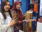 Barito Utara2 Ketua Dekranasda Barito Utara, Hj Maya Savitri Shalahuddin ditemani Ketua GOW Barito Utara Mira Apriyantinada Felix Sonadie Y Tingan saat menghadiri Pameran Kriya dan Wastra Nasional yang digelar di Trans Studio Mall (TSM) Makassar, Sulawesi Selatan, Kamis (9/7).