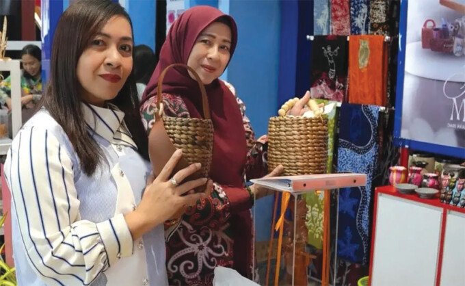 Barito Utara2 Ketua Dekranasda Barito Utara, Hj Maya Savitri Shalahuddin ditemani Ketua GOW Barito Utara Mira Apriyantinada Felix Sonadie Y Tingan saat menghadiri Pameran Kriya dan Wastra Nasional yang digelar di Trans Studio Mall (TSM) Makassar, Sulawesi Selatan, Kamis (9/7).