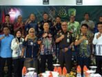 Barito Utara2 Sekertaris Kabupaten Barito Utara Drs Muhlis saat foto bersama Kepala Kejaksaan Negeri Barito Utara R Firmansyah beserta jajaran pada Launching Program Audiensi Masyarakat dengan Tema Masyarakat Kabupaten Barito Utara Menuju Taat Hukum di Aula Kejari Barito Utara, Rabu (9/7).