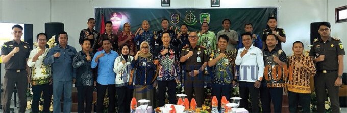 Barito Utara2 Sekertaris Kabupaten Barito Utara Drs Muhlis saat foto bersama Kepala Kejaksaan Negeri Barito Utara R Firmansyah beserta jajaran pada Launching Program Audiensi Masyarakat dengan Tema Masyarakat Kabupaten Barito Utara Menuju Taat Hukum di Aula Kejari Barito Utara, Rabu (9/7).