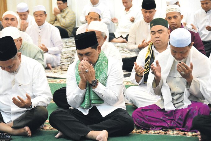 Bupati Barito Utara H Shalahuddin ST MT, pada acara syukuran untuk menyambut kedatangan 112 Jemaah Haji Kabupaten Barito Utara di Aula Rumah Jabatan Bupati, Senin (13/7).