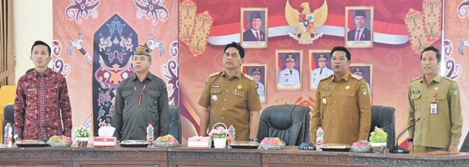 Barito Utara2 Bupati Barito Utara H Shalahuddin ST MT didampingi Wakil Bupati Felix Sonadie Y Tingan A Md, saat Dialog Interaktif bersama kepala desa se-Kabupaten Barito Utara, Senin (29/6) di Aula DLH Muara Teweh.
