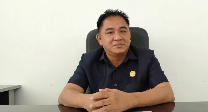 DPRD Gunung Mas Anggota DPRD Gunung Mas, Carles Prenky.