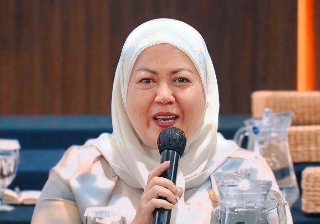(DPRD) Kabupaten Barito Utara Wakil Ketua II DPRD Kabupaten Barito Utara, Hj Henny Rosgiaty Rusli.