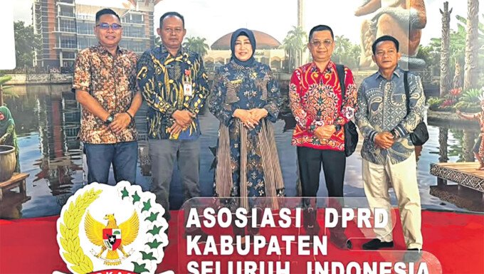 Ketua DPRD Kabupaten Barito Utara, Ir. Hj. Mery Rukaini, M.I.P., dan jajaran anggota DPRD menghadiri Rapat Koordinasi Wilayah (Rakorwil) Asosiasi Dewan Perwakilan Rakyat Daerah Kabupaten Seluruh Indonesia (ADKASI) se-Kalimantan di Hotel TreePark, Banjarmasin, Kalimantan Selatan, Kamis (16/7).