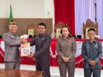 DPRD Kabupaten Gunung Mas Ketua DPRD Gunung Mas Binartha bersama Bupati Jaya S Monong menandatangani persetujuan bersama tiga raperda strategis dalam Rapat Paripurna DPRD Gunung Mas, Senin (6/7).