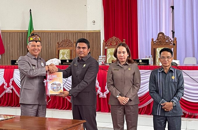 Ketua DPRD Gunung Mas Binartha bersama Bupati Jaya S Monong menandatangani persetujuan bersama tiga raperda strategis dalam Rapat Paripurna DPRD Gunung Mas, Senin (6/7).