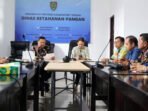 (DPRD) Kabupaten Gunung Mas Wakil Ketua I DPRD Gunung Mas, Nomi Aprilia, bersama anggota DPRD Herbet Y. Asin, Endra, Lelie, dan Evandi saat kunker ke Dinas Ketahanan Pangan (DKP) Kalteng, Jalan Willem A.S. No. 9, Palangka Raya, baru-baru ini.