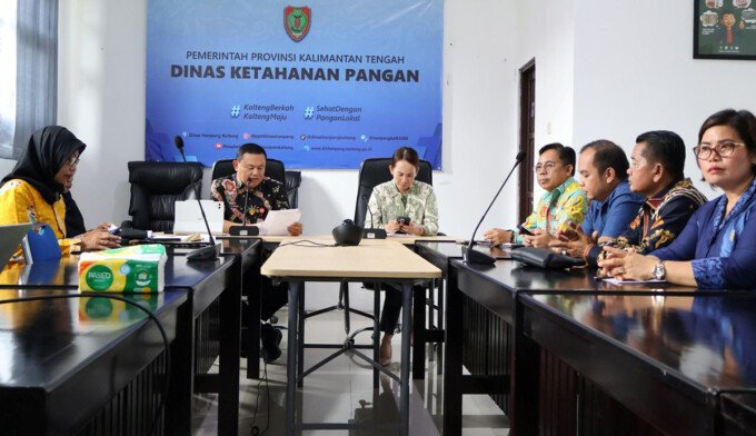 (DPRD) Kabupaten Gunung Mas Wakil Ketua I DPRD Gunung Mas, Nomi Aprilia, bersama anggota DPRD Herbet Y. Asin, Endra, Lelie, dan Evandi saat kunker ke Dinas Ketahanan Pangan (DKP) Kalteng, Jalan Willem A.S. No. 9, Palangka Raya, baru-baru ini.