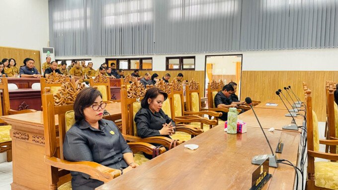 (DPRD) Kabupaten Gunung Mas Anggota DPRD Kabupaten Gunung Mas, Lelie saat menghadiri rapat Paripurna DPRD Gumas, belum lama ini.