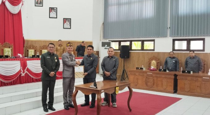 Ketua DPRD Gunung Mas, Binartha, bersama Bupati Gunung Mas menandatangani persetujuan bersama dua raperda strategis usai Rapat Paripurna DPRD di Kuala Kurun, Senin (6/7/2026).