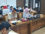 Ketua Komisi II DPRD Kalteng Siti Nafsiah saat rapat belum lama tadi.