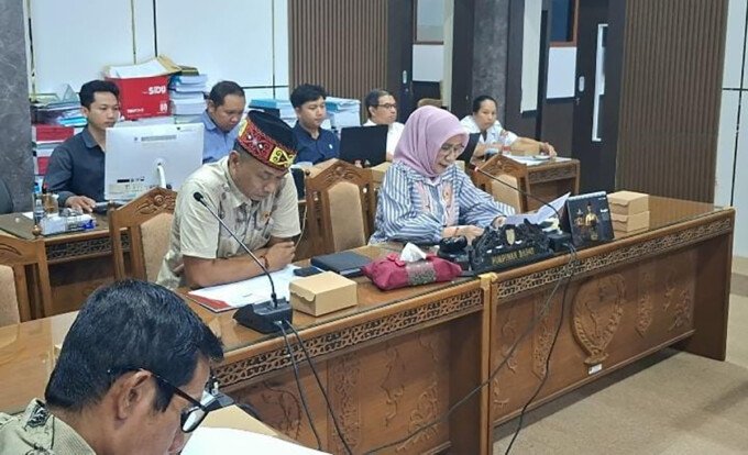 Ketua Komisi II DPRD Kalteng Siti Nafsiah saat rapat belum lama tadi.