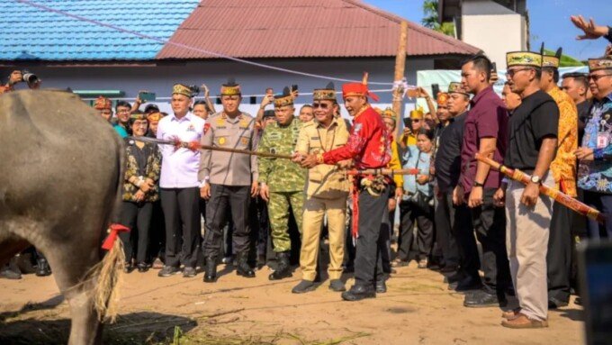 DPRD Kalimantan Tengah Ketua DPRD Kalteng Arton S. Dohong menghadiri Upacara Ritual Keagamaan Tiwah yang diselenggarakan Keluarga Besar Upun Gawi di Jalan G. Obos VIII, Kelurahan Bakung, Kota Palangka Raya, Jumat (10/7).