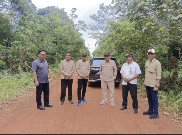DPRD Kalimantan Tengah2 Anggota Komisi IV DPRD Kalteng Abdul Hafid (tengah) bersama jajaran komisi IV DPRD Kalteng melakukan kunjungan kerja di ruas jalan Cempaka Mulia – Kampung Melayu, beberapa waktu yang lalu.
