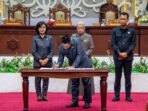 Wakil Ketua III DPRD Kalimantan Tengah, Junaidi menandatangani LPj APBD 2025 pada Rapat Paripurna ke-6 DPRD Kalimantan Tengah, Rabu (15/7).