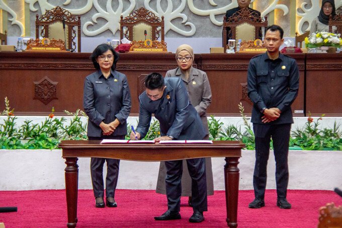DPRD Kalimantan Tengah2 Wakil Ketua III DPRD Kalimantan Tengah, Junaidi menandatangani LPj APBD 2025 pada Rapat Paripurna ke-6 DPRD Kalimantan Tengah, Rabu (15/7).