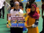 Wakil Ketua I DPRD Kalteng, Riska Agustin menyerahkan hadiah untuk peserta pada kegiatan lomba voli yang digelar oleh Polda Kalteng