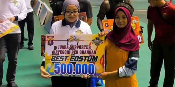 DPRD Kalimantan Tengah2 Wakil Ketua I DPRD Kalteng, Riska Agustin menyerahkan hadiah untuk peserta pada kegiatan lomba voli yang digelar oleh Polda Kalteng