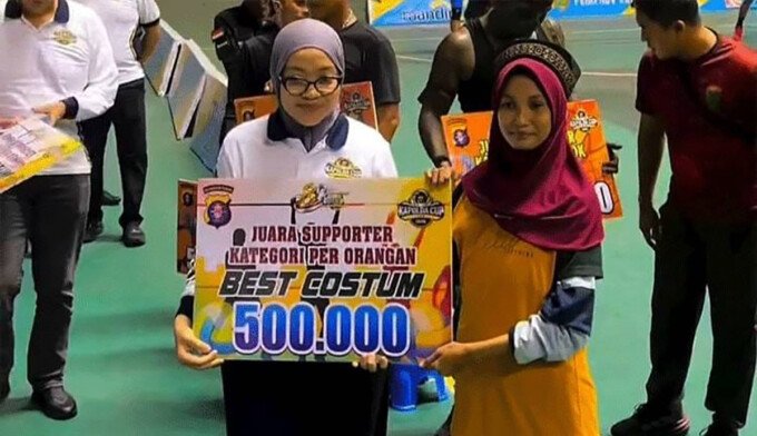 Wakil Ketua I DPRD Kalteng, Riska Agustin menyerahkan hadiah untuk peserta pada kegiatan lomba voli yang digelar oleh Polda Kalteng