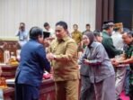 Wakil Ketua I DPRD Kalimantan Tengah, Riska Agustin (dua dari kiri), menyapa unsur Forkopimda serta tamu undangan usai rapat paripurna DPRD Kalteng, belum lama ini.