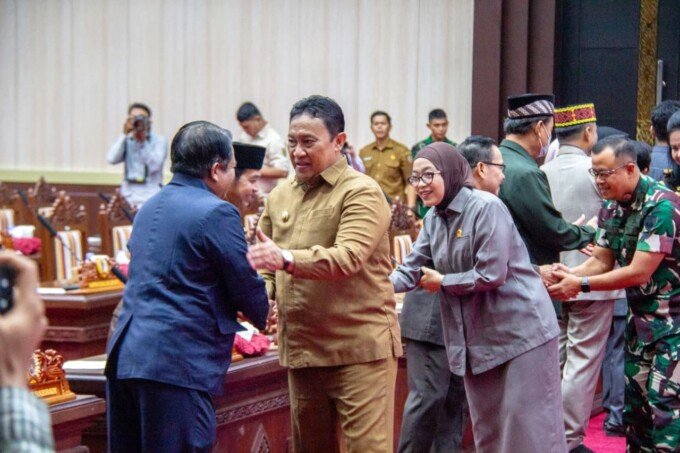 Wakil Ketua I DPRD Kalimantan Tengah, Riska Agustin (dua dari kiri), menyapa unsur Forkopimda serta tamu undangan usai rapat paripurna DPRD Kalteng, belum lama ini.